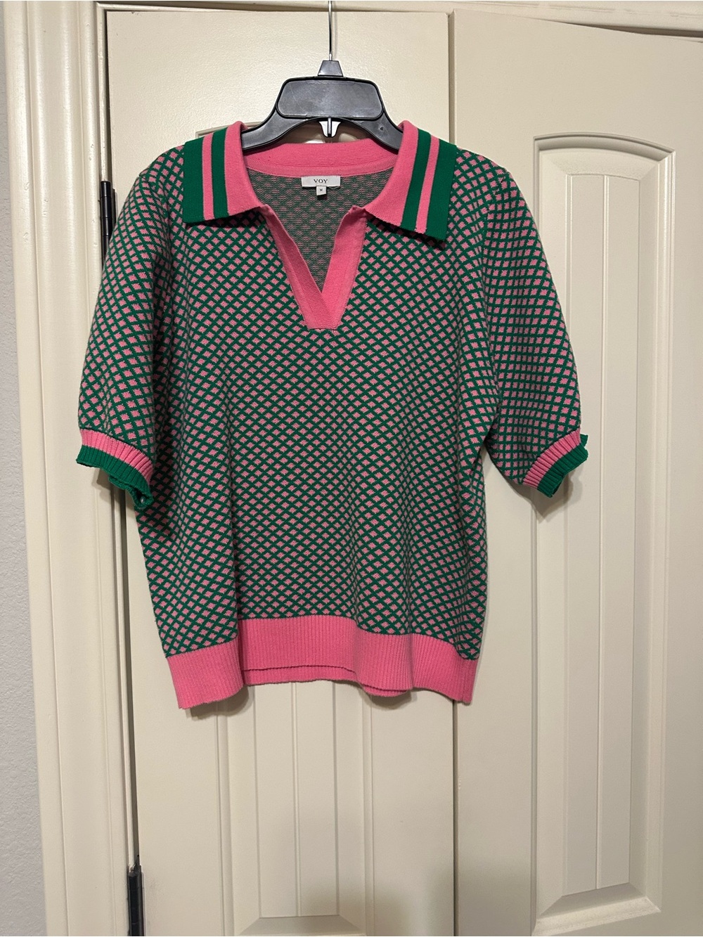 VOY Short-Sleeve V-Neck Sweater in Pink and Green